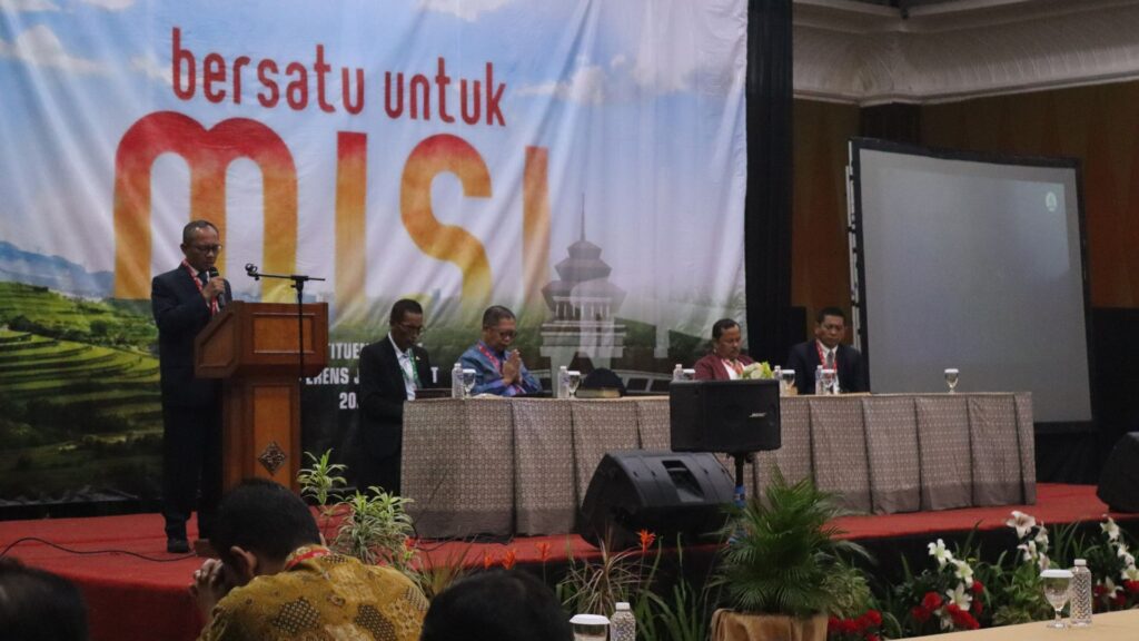 “Peserta dan pimpinan Konferens Jawa Barat mengikuti sidang hari pertama Rapat Konstituensi di Grand Hotel Pasundan, Bandung.”